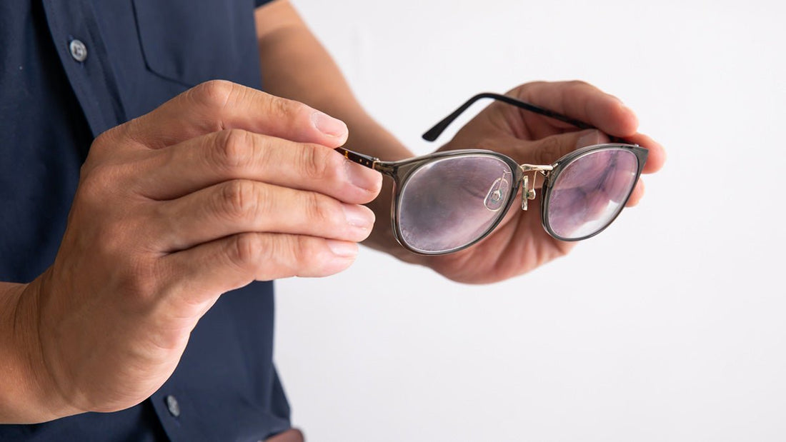 コーティングが劣化したメガネレンズの状態を示す写真